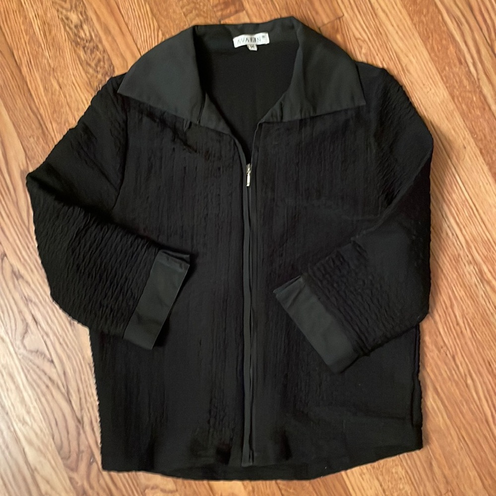 Black cropped, zip jacket. 3/4 sleeves.